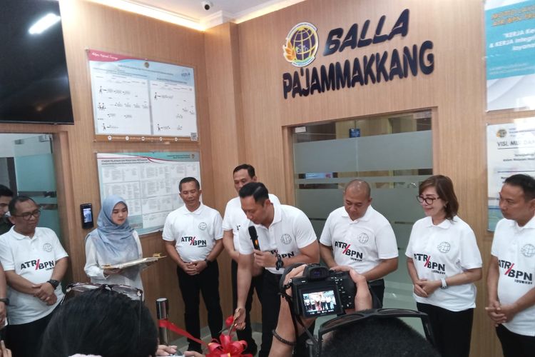 Menteri Agraria dan Tata Ruang/Kepala Badan Pertanahan Nasional (ATR/BPN) Agus Harimurti Yudhoyono (AHY) meresmikan Balla Pa'jammakkang di Kantor Wilayah (Kanwil) Sulawesi Selatan di Kota Makassar, Sabtu (27/4/2024).