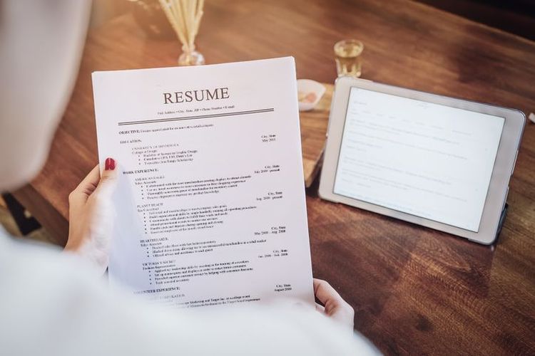 Resume adalah dokumen yang berisi ringkasan pengalaman, keahlian, pendidikan, dan pencapaian seseorang