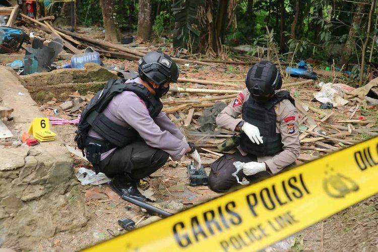 Unit Penjinak Bom dari Detasemen Gegana Satbrimob Polda Banten diturunkan ke lokasi ledakan yang terjadi di rumah warga di Kampung Cisaat, Desa Tangkilsari, Kecamatan Cimanggung, Kabupaten Pandeglang, Senin (10/1/2022).