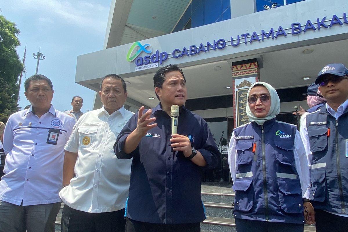 Menteri BUMN Erick Thohir saat meninjau Pelabuhan Bakauheni, Kamis (20/4/2023).