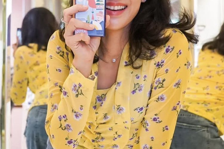 Dian Sastro mengenakan outfit yang membuatnya tampak awet muda.