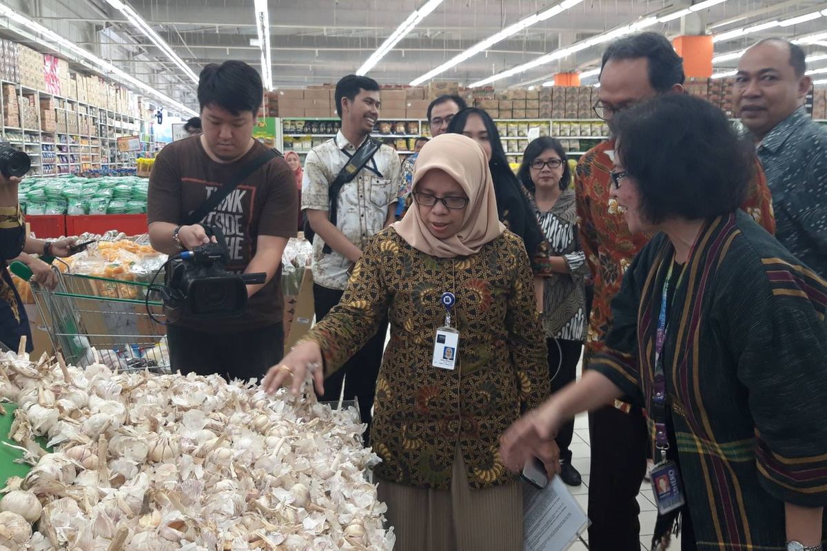 Direktur Jenderal Perdagangan Dalam Negeri Tjahya Widayanti ketika melakukan pemeriksaan harga di kawasan Bintaro, Jumat (10/5/2019).