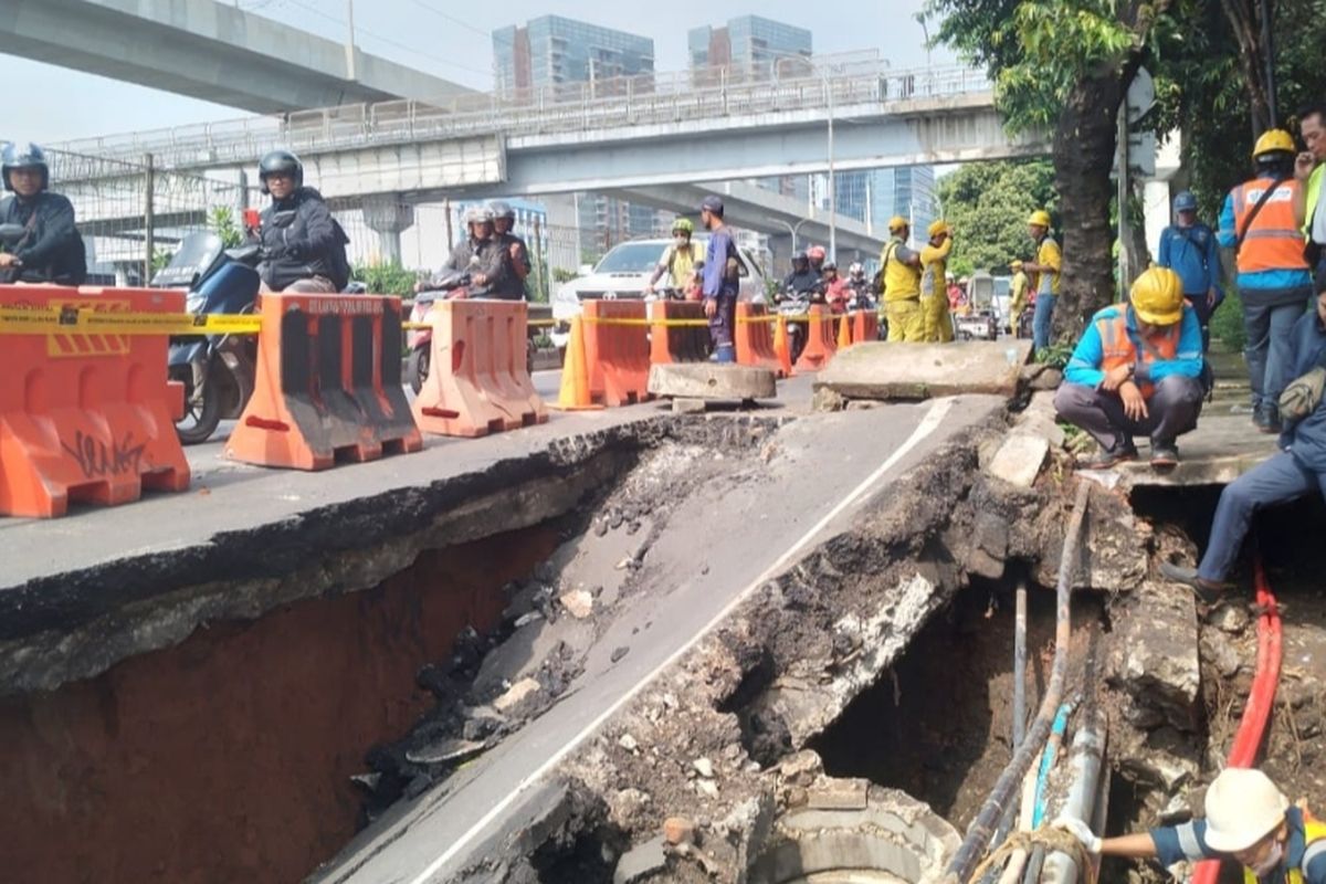 Separuh Jalan Raya RA Kartini, Cilandak, Jakarta Selatan, yang menuju Jalan Fatmawati, ambles pada Sabtu (15/10/2022) sore. 