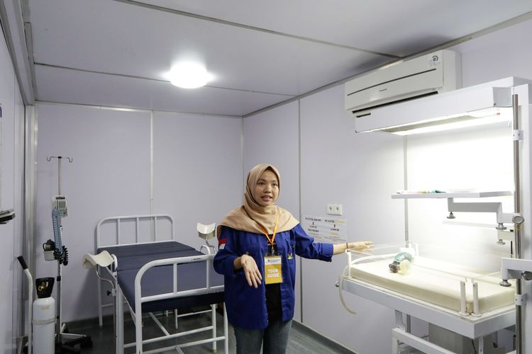 Rumah sakit apung Nusa Waluya II milik doctorSHAREs ( Yayasan Dokter Peduli) tengah berlabuh di Jakarta, Kamis (28/11/2019). DoctorSHAREs adalah lembaga non profit yang fokus menangani layanan kesehatan medis dan bantuan kemanusiaan.