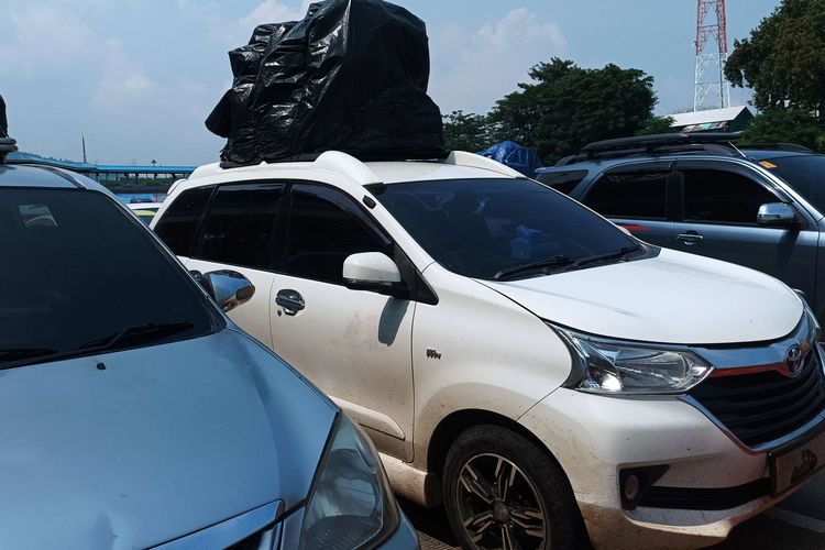 Mobil pemudik bawa barang bawaan di atap mobil tanpa menggunakan roof box.