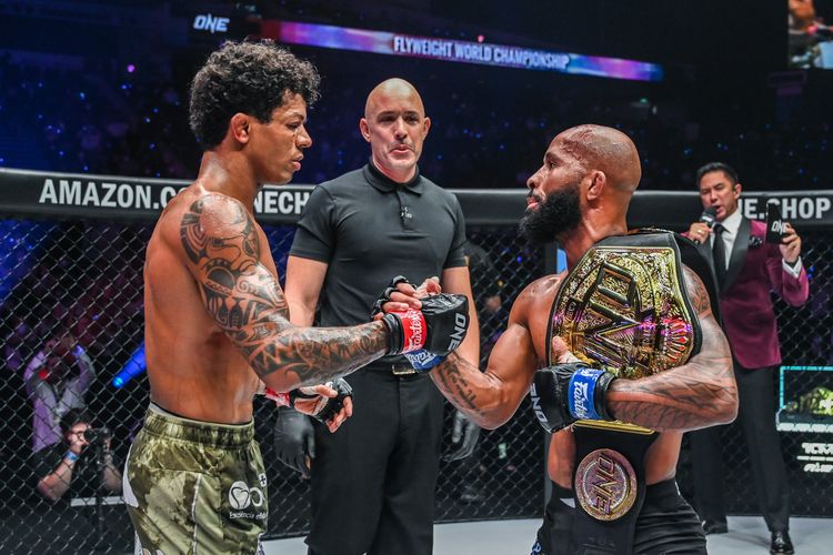 Adriano Moraes (kiri) akan kembali bertemu Demetrious Johnson dalam ONE Fight Night 10 pada Mei 2023. Duel trilogi ini akan mewarnai debut ONE Championship di Amerika Serikat.