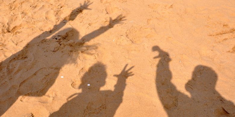 An illustration of shadow on the beach.