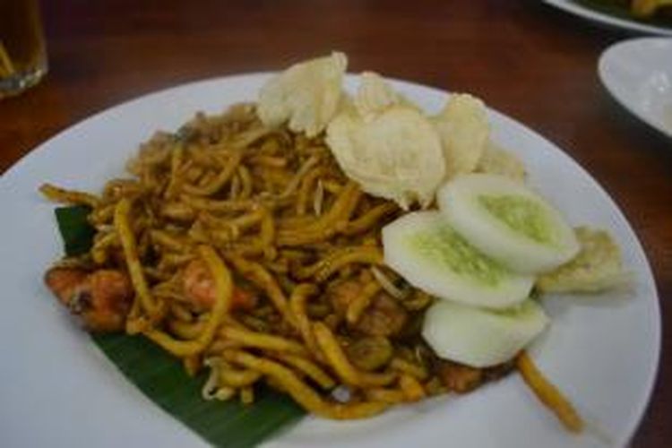 Mi goreng dengan tambahan udang di RM Meutia, Bendungan Hilir, Jakarta Pusat