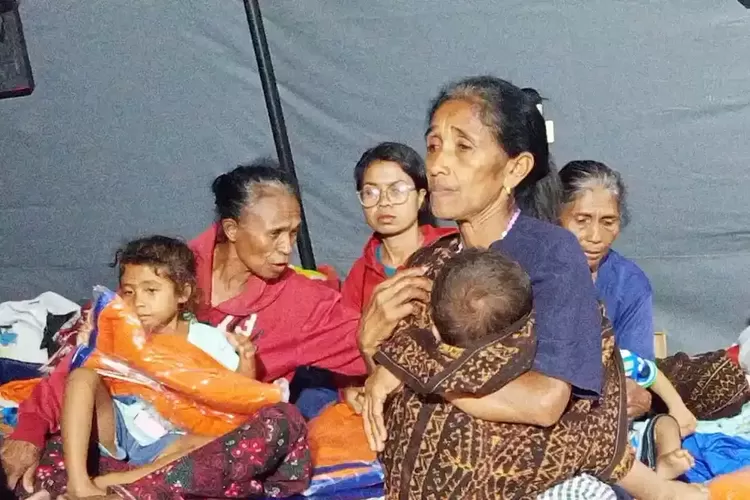 BANTUAN - Ratusan pengungsi gempa bumi Flores di Kabupaten Nagekeo yang tinggal di tenda pengungsian di Lapangan Berdikari, Kota Mbay baru dibagikan selimut dan tikar sehari menjelang kedatangan Presiden Prabowo Subianto serta penambahan tenda darurat sebanyak 28 tenda darurat yang bertuliskan BNPB.