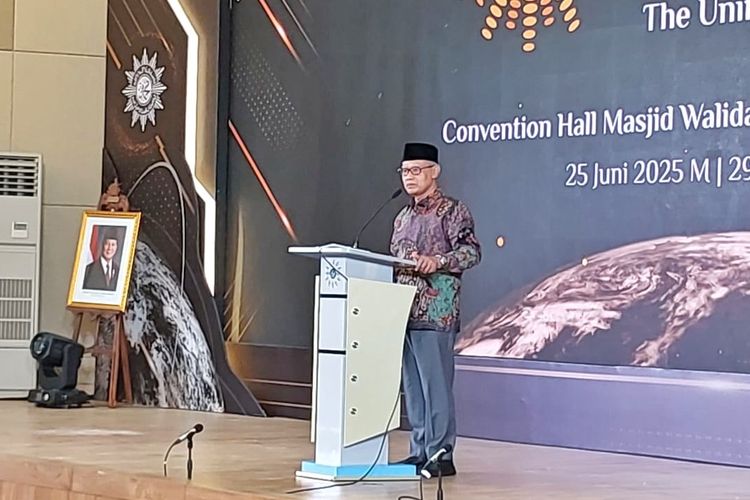 Ketua Umum Pimpinan Pusat Muhammadiyah, Haedar Nashir saat menyampaikan pidatonya dalam Kalender Hijriah Global Tunggal (KHGT) di Convention Hall Masjid Walidah Dahlan, Universitas 'Aisyiyah (Unisa) Yogyakarta, Rabu (25/06/2025).