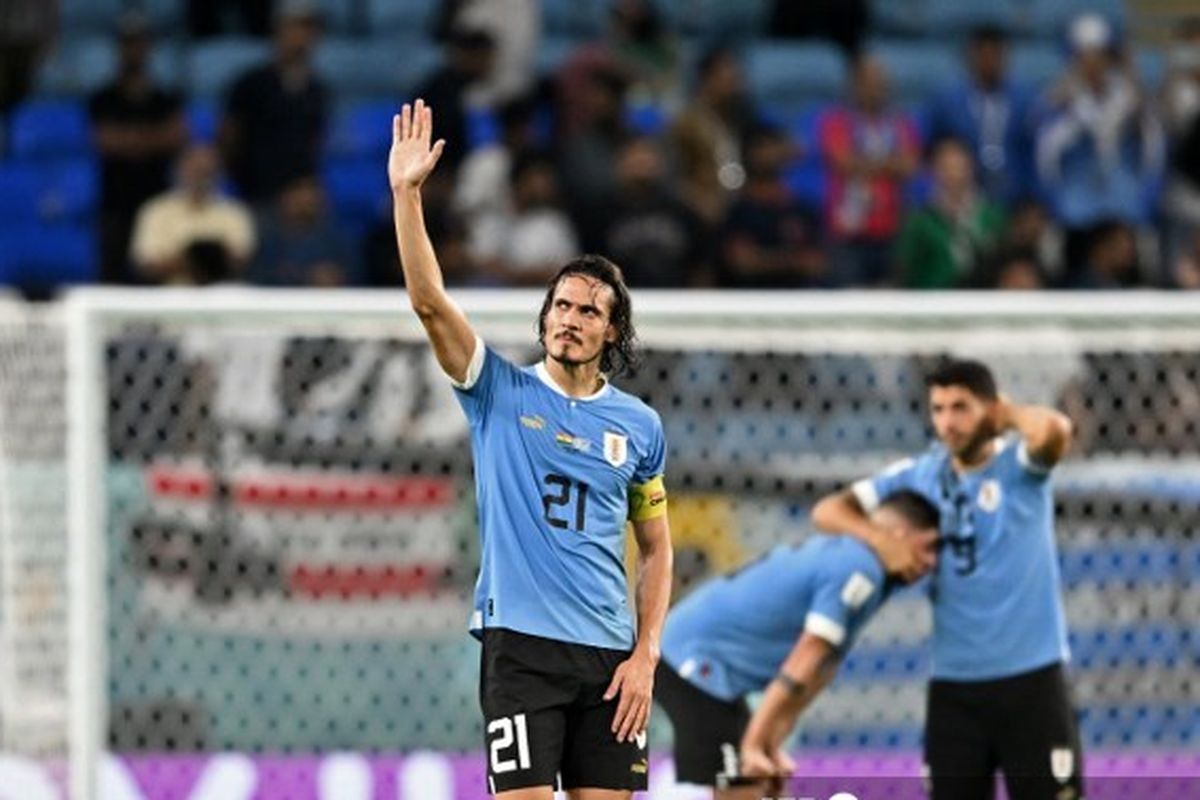 Striker Uruguay Edinson Cavani melambaikan tangan saat berlaga melawan Ghana pada matchday 3 Grup H Piala Dunia 2022 di Stadion Al Janoub, Qatar, Jumat (2/12/2022). Uruguay menang 2-0 atas Ghana. Meksi begitu, La Celeste gugur di fase grup Piala Dunia 2022 karena kalah produktivitas gol dari Korea Selatan.
