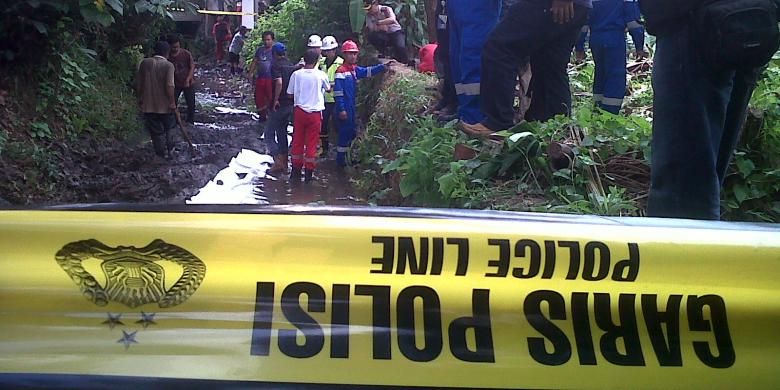 Warga Kampung Warung Desa Kamulyan Kecamatan Manonjaya Kabupaten Tasikmalaya mendatangi lokasi kebocoran pipa Pertamina akibat khawatir meledak, Selasa  (21/10/2014).