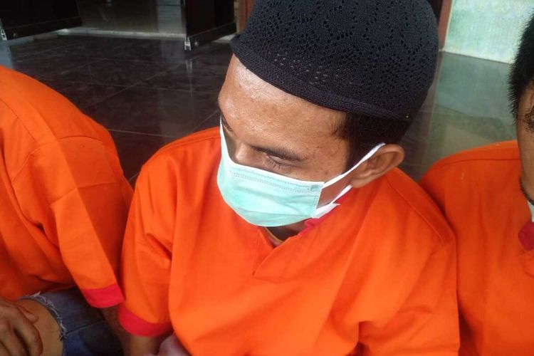Asgaburillah alias Sabil  (34) pelaku penembakan Siti Fauziah (35) saat berada di Polrestabes Palembang, Kamis (1/10/2020). Tersangka nekat menembak korban karena kesal utangnya sebesar Rp 30 juta tak dibayar.