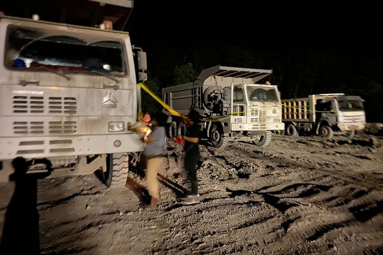 Sejumlah alat berat di sita petugas Polres Tanah Bumbu dalam pengungkapan pertambangan batubara ilegal yang melibatkan 2 WNA asal China, Selasa (23/11/2021). 