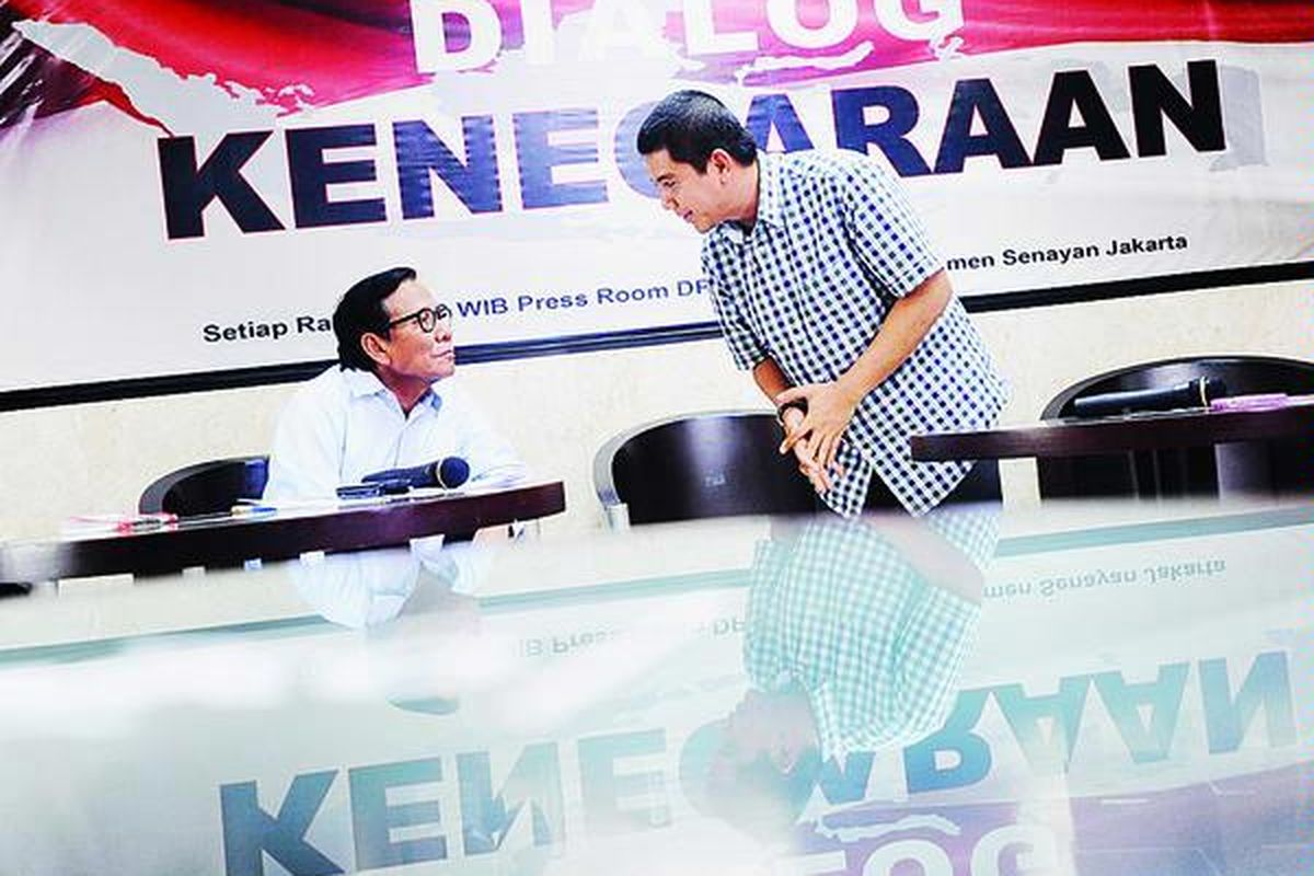 Ketua Fraksi Partai Demokrat di MPR Jafar Hafsah (kiri) dan Ketua Dewan Pimpinan Pusat Partai Hanura Yuddy Chrisnandi menjadi pembicara dalam diskusi kenegaraan di kompleks Parlemen, Senayan, Jakarta, Rabu (1/8). Diskusi ini membahas usulan amandemen kelima UUD 1945.