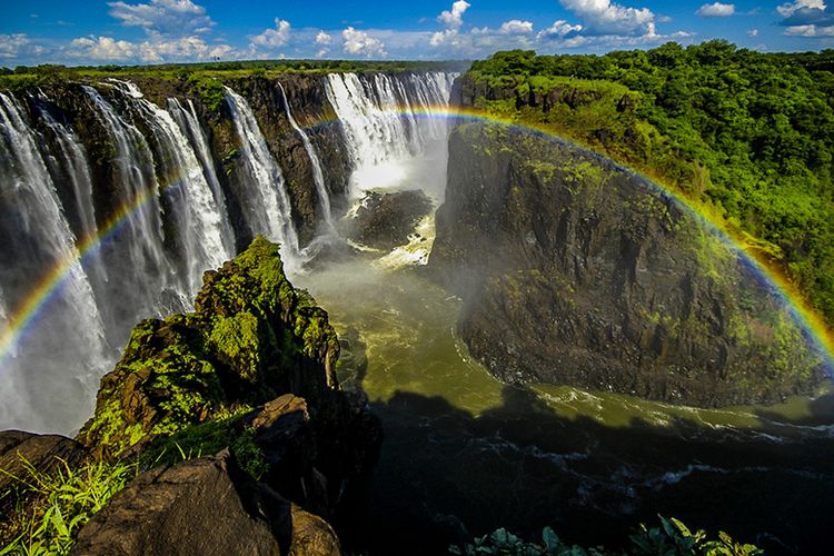 Pelangi di Air Terjun Victoria di Negara Zambia.