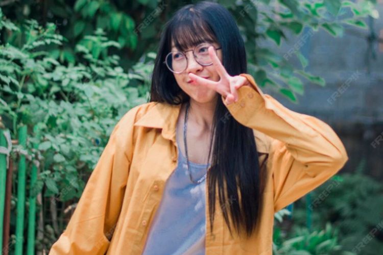 Tetap tampil keren saat langit mendung. Ini inspirasi outfit musim hujan yang nyaman, praktis, dan tetap stylish untuk menemani aktivitasmu seharian.