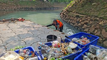 Bangkit dari KDRT, Kisah Ida Taklukkan Sungai Penuh Sampah demi Cita-cita Anak
