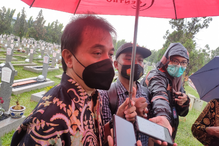 Mantan Menteri Pemuda dan Olahraga Roy Suryo saat menghadiri pemakaman Eks Menteri Sekretaris Negara (Mensesneg) Sudi Silalahi di TMP Kalibata, Jakarta Selatan, Selasa (26/10/2021).