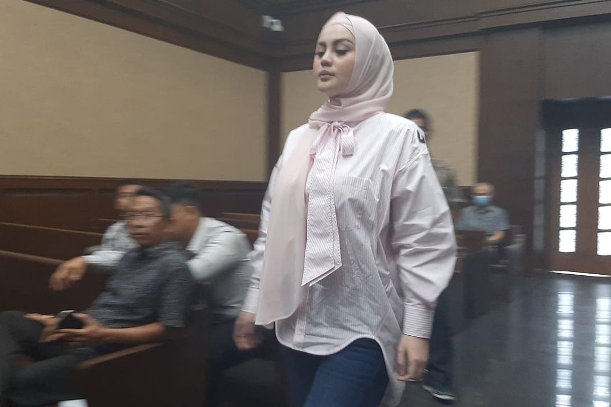 Artis Jennifer Dunn saat dihadirkan sebagai saksi dalam kasus dugaan tindak pidana pencucian uang (TPPU) oleh adik mantan Gubernur Banten Ratu Atut Chosiyah, Tubagus Chaeri Wardana alias Wawan pada Senin (9/3/2020).