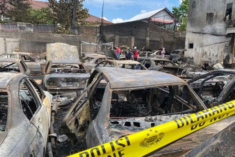 Sebanyak 21 mobil hangus terbakar di sebuah bengkel di Jalan Terusan Jakarta 122, Kelurahan Antapani Tengah, Kecamatan Antapani, Kota Bandung, Kamis (28/8/2025) sore.
