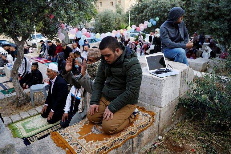 Warga Palestina melaksanakan shalat Id di luar halaman Masjid Al-Aqsa, Yerusalem, pada Minggu (24/5/2020).