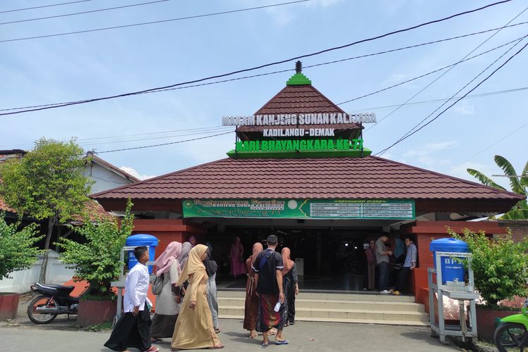 Para wisatawan religi memasuki pintu utama menuju Makam Sunan Kalijaga (KOMPAS.COM/NUR ZAIDI) 