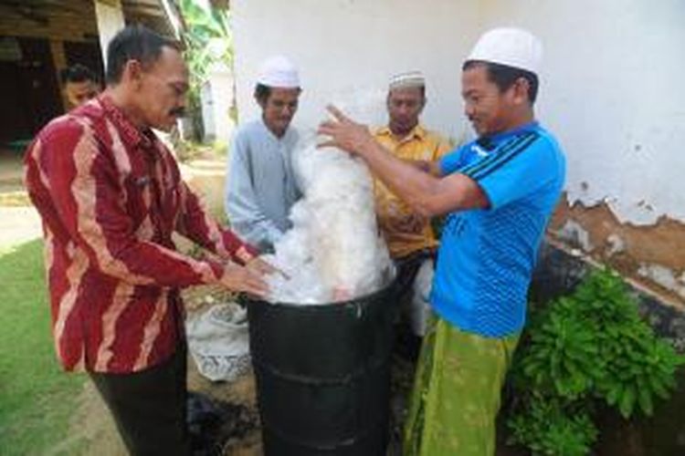 Proses pembuatan BBM dari sampah plastik oleh Mashuri. Hasilnya akan duji lab oleh Bagian Sumber Daya Alam (SDA) Pemkab Pamekasan.