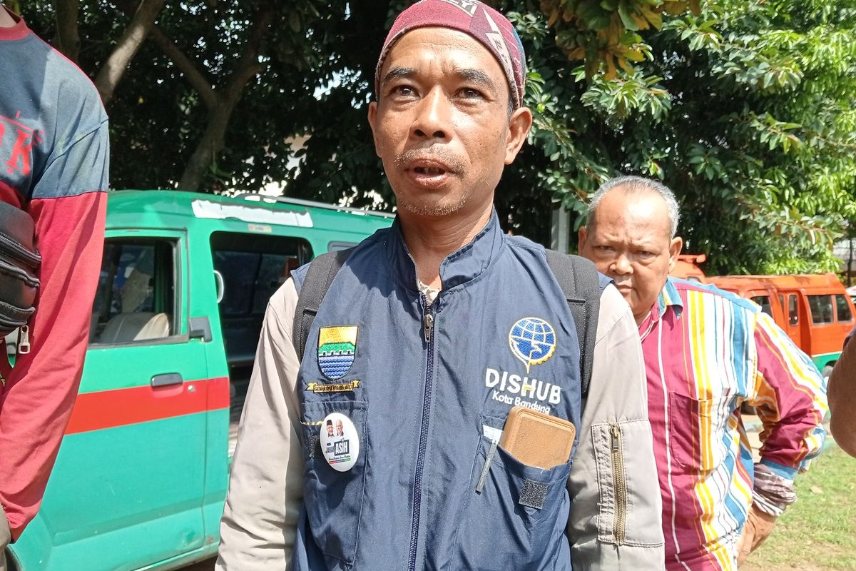 Budi Setiana (48) sopir angkot trayek Cijerah-Pasar Sederhana, Kota Bandung usai bertemu dengan calon gubernur Jawa Barat Ahmad Syaikhu di di Aula IPHI Ikatan Persaudaraan Haji Indonesia, Jalan Purwakarta, Kota Bandung, Selasa (1/10/2024).