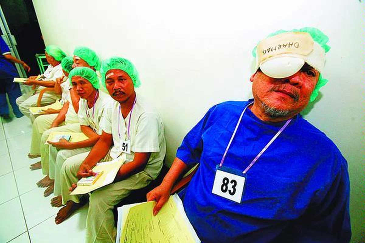 Para penderita katarak menunggu giliran operasi gratis pada program Bakti Sosial Mata Hati yang diadakan Perhimpunan Dokter Spesialis Mata Indonesia (Perdami), Yayasan Lions Indonesia, Kompas- Gramedia, dan harian Guo Ji Ri Bao di Rumah Sakit Cipto Mangunkusumo, Jakarta, Sabtu (18/10). Kegiatan ini berlangsung serentak di 17 kota di Indonesia.  