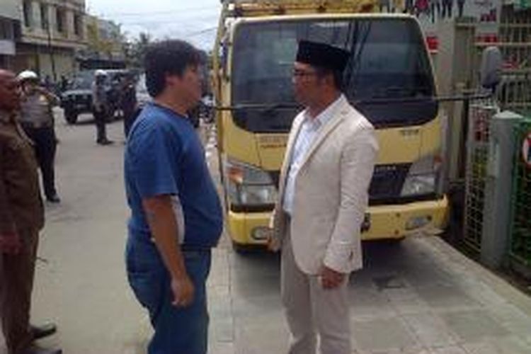 Wali Kota Bandung Ridwan Kamil menegur pengemudi truk yang memarkirkan kendaraannya di atas trotoar, Senin (29/12/2014).