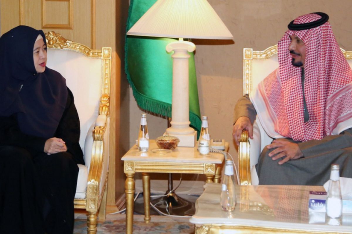 Menko PMK Puan Maharani ketika beraudiensi dengan Menteri Garda Nasional Kerajaan Arab Saudi, Pangeran Khalid Bin Abdulaziz Bin Ayyaf Al Muqrin, di Riyadh, Rabu (19/12/2018).

 