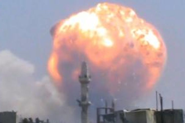 Gambar yang diambil dari situs YouTube ini menampilkan bola api raksasa hasil meledaknya sebuah gudang senjata milik milisi pro-Assad di kota Homs, Kamis (1/8/2013).