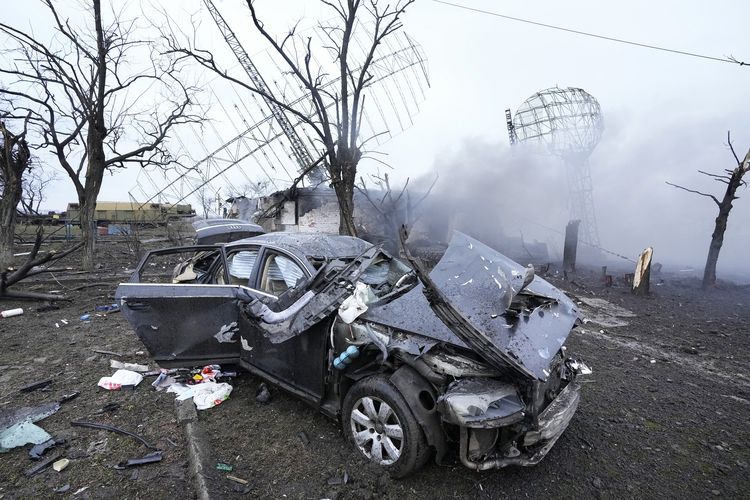 Radar dan kendaraan yang hancur di fasilitas militer luar Mariupol, Ukraina, Kamis (24/2/2022). Rusia meluncurkan serangan udara dan menembakkan rudal ke Ukraina pada pagi hari itu.