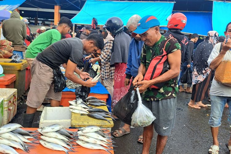Pedangan Ikan Bolu (Bandeng) di TPI Paotere Makassar, Sulsel saat melayani pembeli, Senin (11/3/2024)