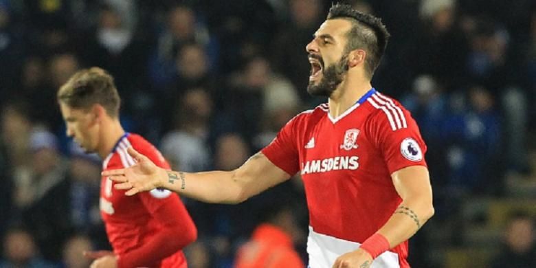 Striker Middlesbrough, Alvaro Negredo, merayakan golnya ke gawang Leicester City pada laga Premier League di King Power Stadium, Sabtu (26/11/2016).