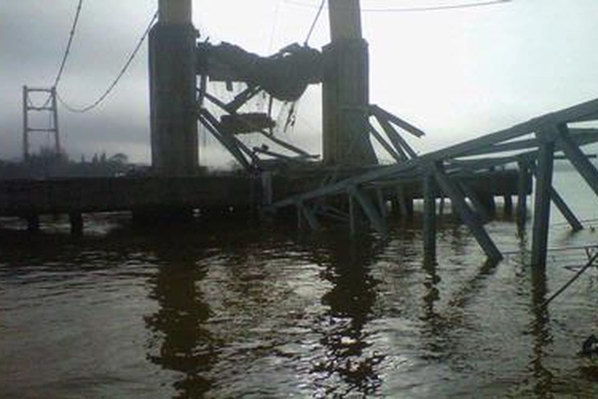 Kondisi Jembatan Mahakam Kutai Kartanegara, di Tenggarong, Kalimantan Timur, yang runtuh pada Sabtu (26/11/2011), hanya menyisakan dua tiang pancang.