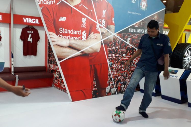 Seorang pengunjung mengikuti tantangan juggling bola yang dihadirkan di booth produsen ban Falken di GIIAS 2018.