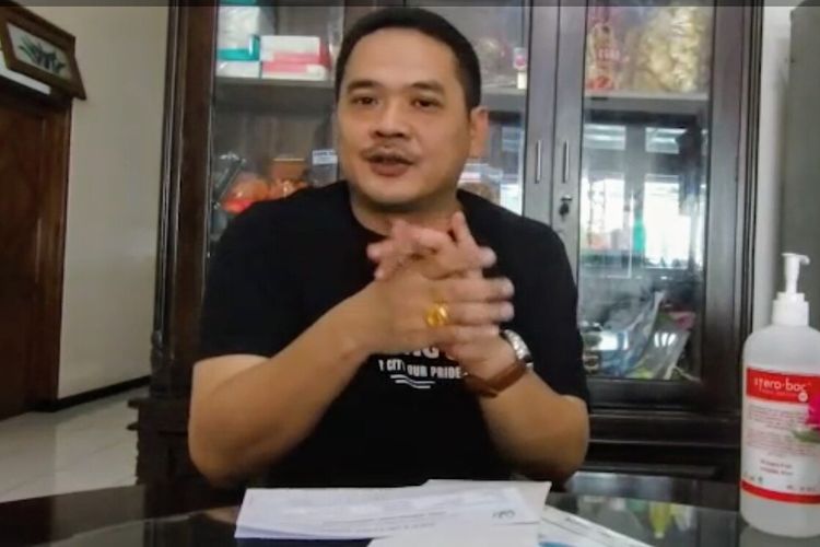 Tangkapan layar dari video Wakil Bupati Jombang, Jawa Timur, Sumrambah, saat mengumumkan dia keluarganya melakukan isolasi mandiri. Wiwin Isnawati, istri Wakil Bupati Jombang, dinyatakan reaktif berdasarkan hasil Rapid dan sedang menunggu hasil pemeriksaan Swab.