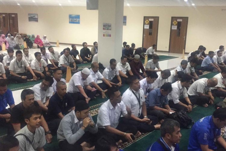 Ratusan pegawai maskapai penerbangan dari grup Lion Air menggelar doa bersama di Lion Operation Center (LOC), Tangerang, Rabu (31/10/2018). Para pegawai Lion Air  mendoakan agar evakuasi penumpang Lion Air JT 610 yang jatuh di perairan Tanjung Karawang, Jawa Barat, Senin (29/10/2018).