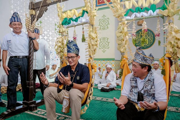 Tourism and Creative Economy Minister Sandiaga Salahuddin Uno (center) during his working visit to Kubah Basirih Tourist Village in South Kalimantan on Friday, June 3, 2022. 