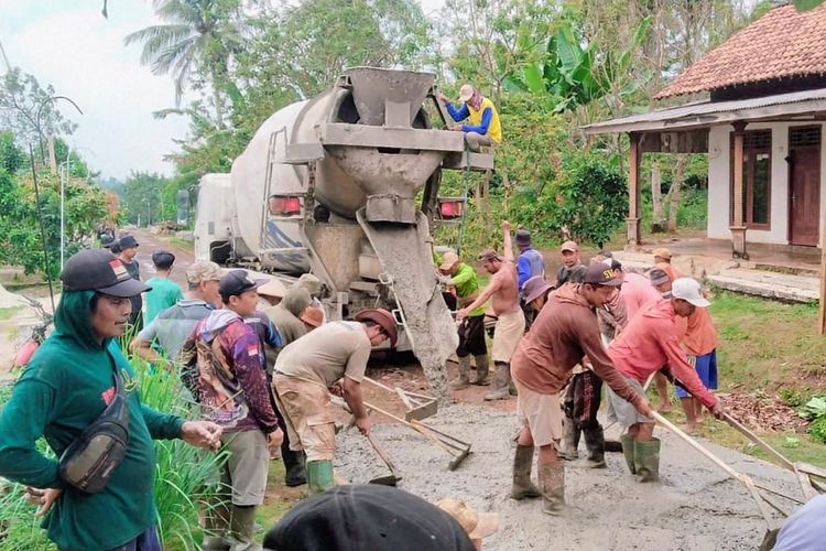 Warga Ramai-ramai Cor Jalan Sendiri, Gubernur Lampung Akui Pemprov Belum Bisa Sentuh Jalan Desa