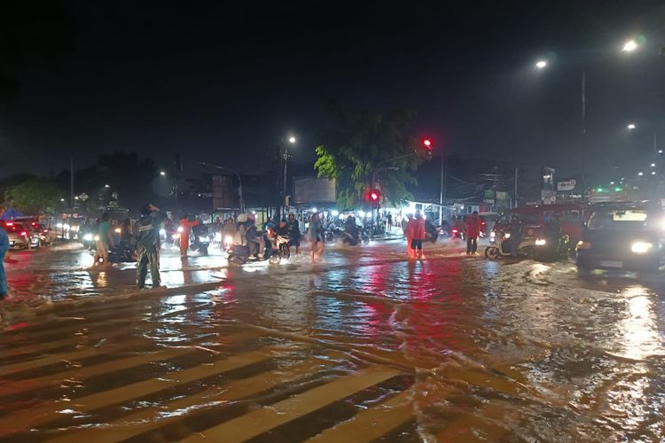 Jalan Raya Bogor di Kramatjati, Jakarta Timur, kembali kebanjiran pada Rabu (3/4/2024) sekitar pukul 17.00 WIB.