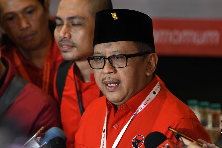 Sekjen Partai Demokrasi Indonesia Perjuangan (PDIP) Hasto Kristiyanto menjawab pertanyaan wartawan di sela Rapat Kerja Nasional (Rakernas) I PDIP di Jakarta, Jumat (10/1/2020). Hasto membantah isu dirinya dijemput tim KPK di Perguruan Tinggi Ilmu Kepolisian (PTIK) terkait kasus suap yang menjerat kader PDIP Harun Masiku dan Komisioner non aktif KPU Wahyu Setiawan. ANTARA FOTO/Aditya Pradana Putra/nz.
  *** Local Caption *** 
