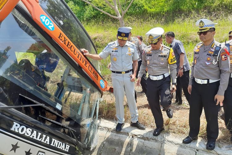 Kakorlantas Polri Irjen Pol Aan Suhanan dan Direktur Utama PT. Jasa Raharja Rivan Purwantono saat meninjau langsung lokasi kecelakaan tunggal bus Rosalia Indah di Tol Batang-Semarang, Jawa Tengah, Kamis (11/4/2024).