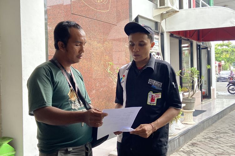 Eko Dwi Santoso (30), warga Kapas Baru, Kenjeran, Surabaya melapor soal keluhan BBM Pertalite di SPBU Arief Rahman Hakim, Rabu (29/10/2025).