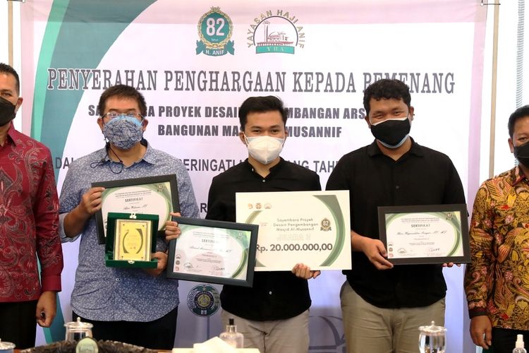 Wakil Gubernur Sumut Musa Rajekshah (paling kiri) bersama Rektor USU Muryanto Amin (paling kanan) dan pemenang sayembara desain pengembangan arsitektur Masjid Al-Musannif