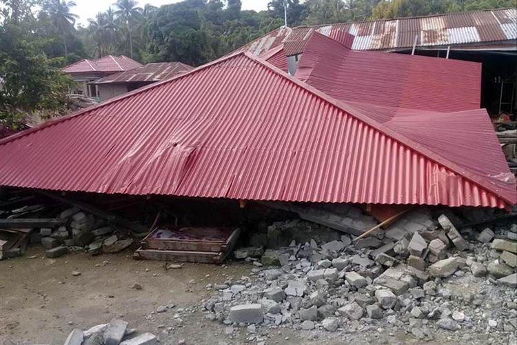 Salah satu bangunan yang ambruk di Desa Jibubu, Kecamatan Kepulauan Joronga, Kabupaten Halmahera Selatan, Maluku Utara akibat gempa bumi pada Minggu (14/07/2019) lalu