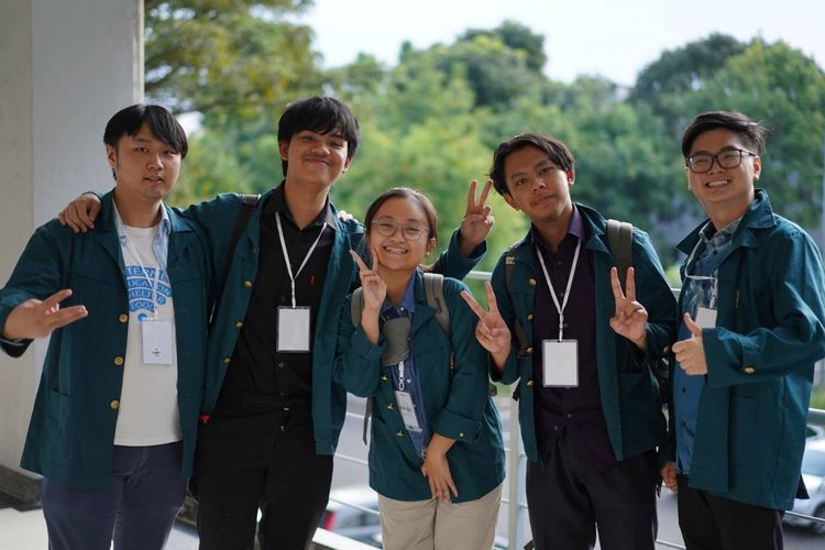 Lima mahasiswa Institut Teknologi Bandung (ITB) yang membuat inovasi baterai.