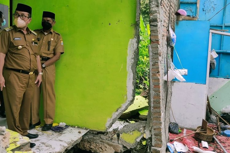 Bupati Cirebon Imron Rosyadi memberikan keterangan pasca meninjau tanah gerak yang membuat enam rumah warga rusak, pada Senin (7/3/2022). Dia berencana ke Jakarta untuk menemui Kementerian PUPR untuk meminta perbaikan sungai.